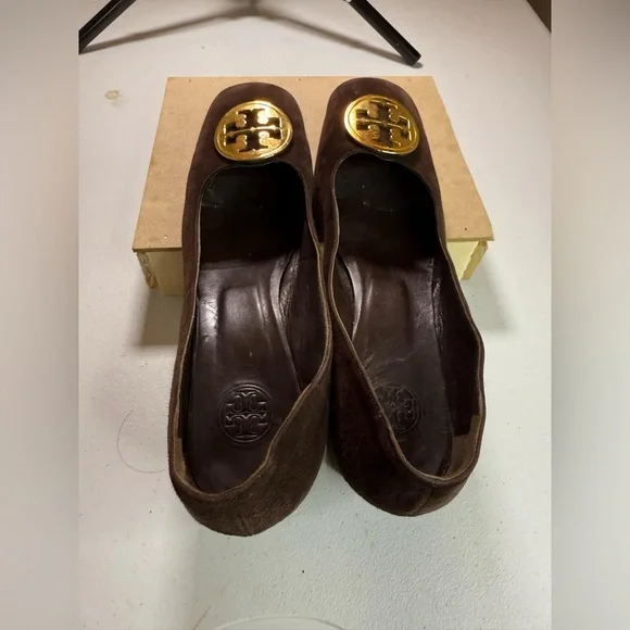 TORY BURCH Amy brown suede gold enamel logo detail low heel pumps shoes size 9.5 - Picture 7 of 12